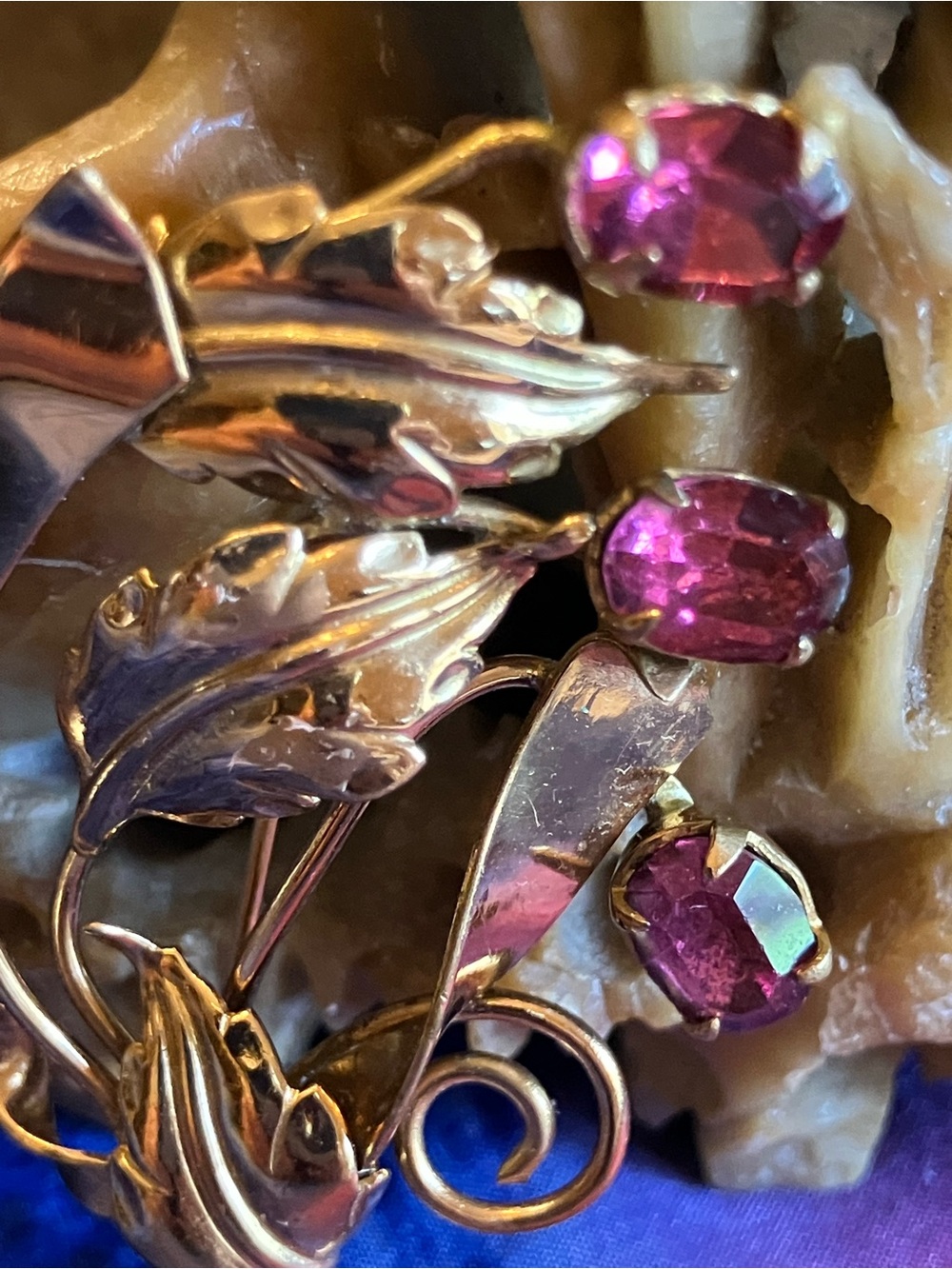 Gold and Ruby colored Flower Brooch. - Picture 4 of 10